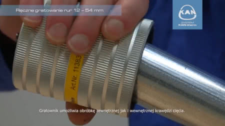 Ręczne gratowanie rury stalowej za pomocą gratownika, fot.KAN